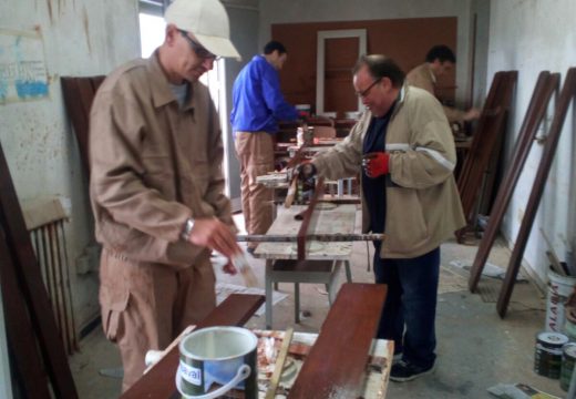 Alumnos do taller de carpintería do Servizo de Drogodependencias restauran o mobiliario urbano do Paseo de Castiñeiras